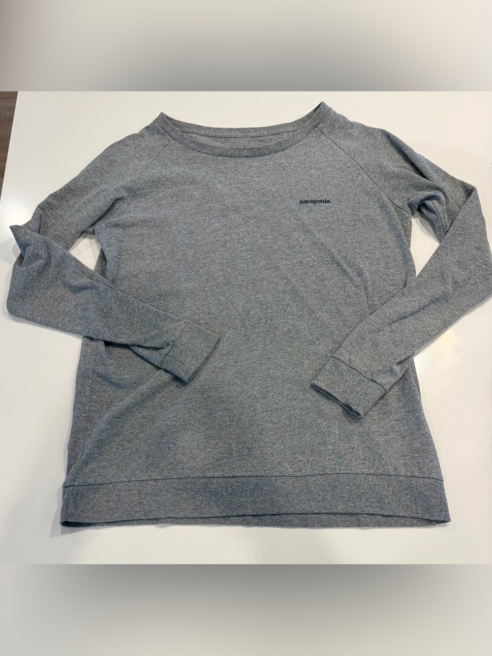 Patagonia women’s  Heather Gray Long Sleeve Crew Pullover Tshirt